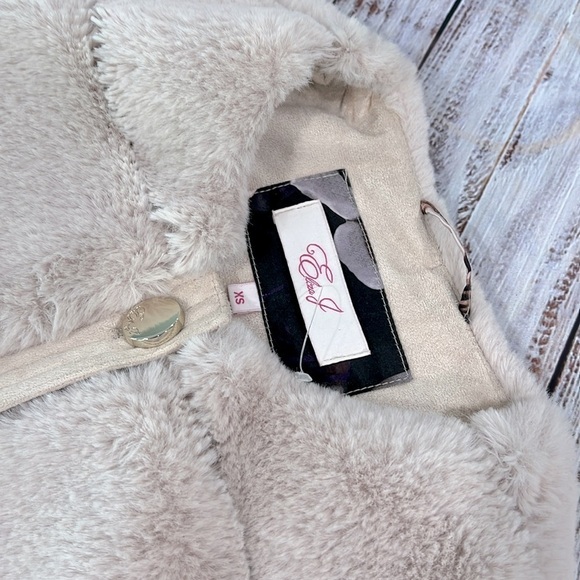 Eliza J Soft Blush Champagne Faux Fur Jacket - Picture 3 of 7